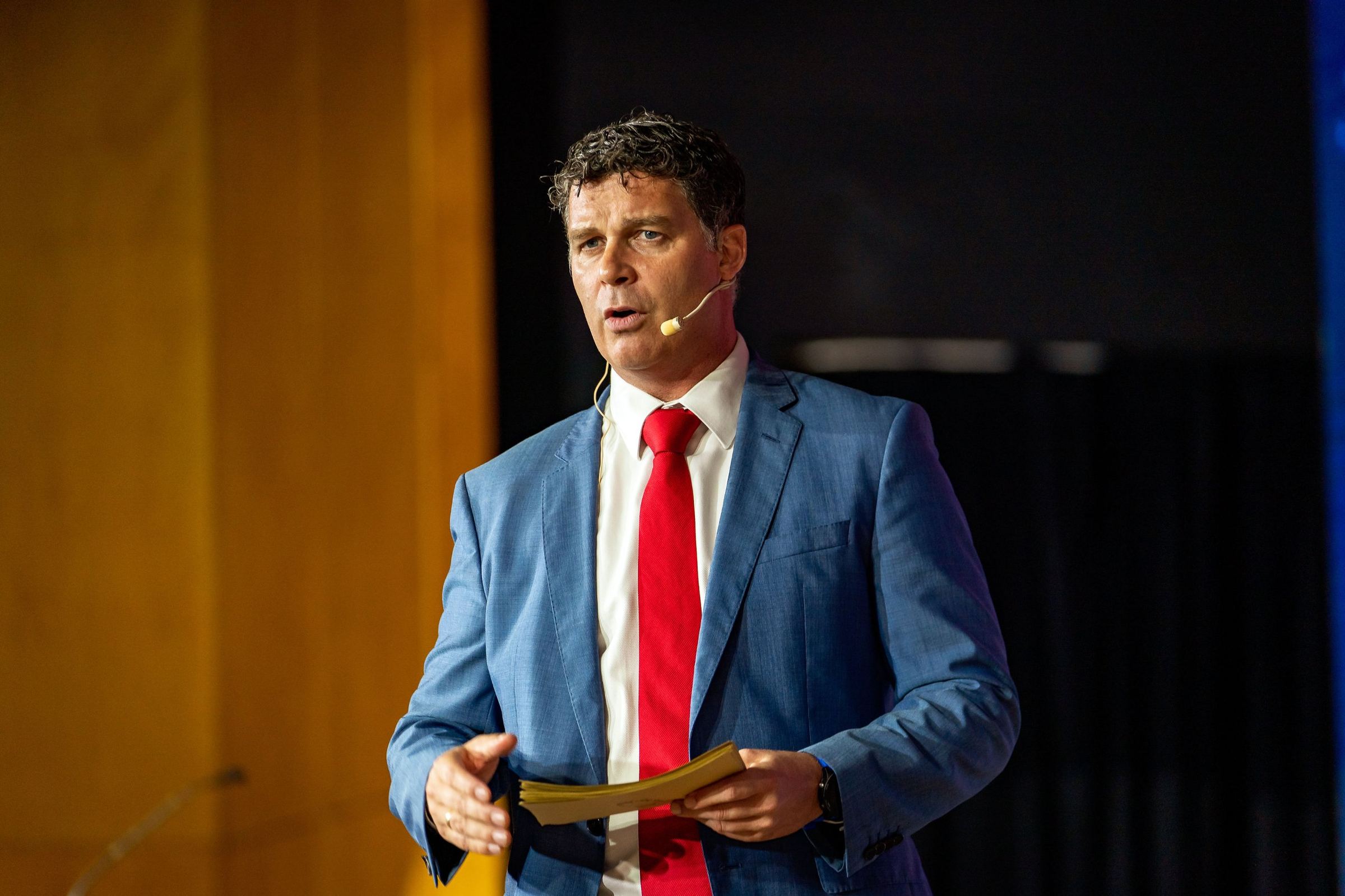 Koert Breebaart speaking on stage